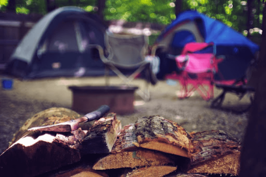 axe on the wood by the campsite. Source: https://www.pexels.com/cs-cz/foto/drevo-krajina-dovolena-leto-2662831/