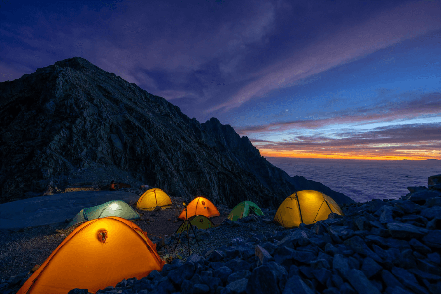 Tents in the mountains in winter. Source: pixabay